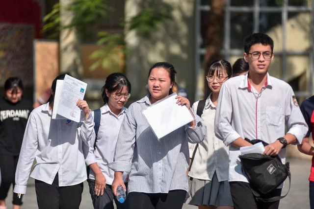 Why do university students have to be fluent in English?